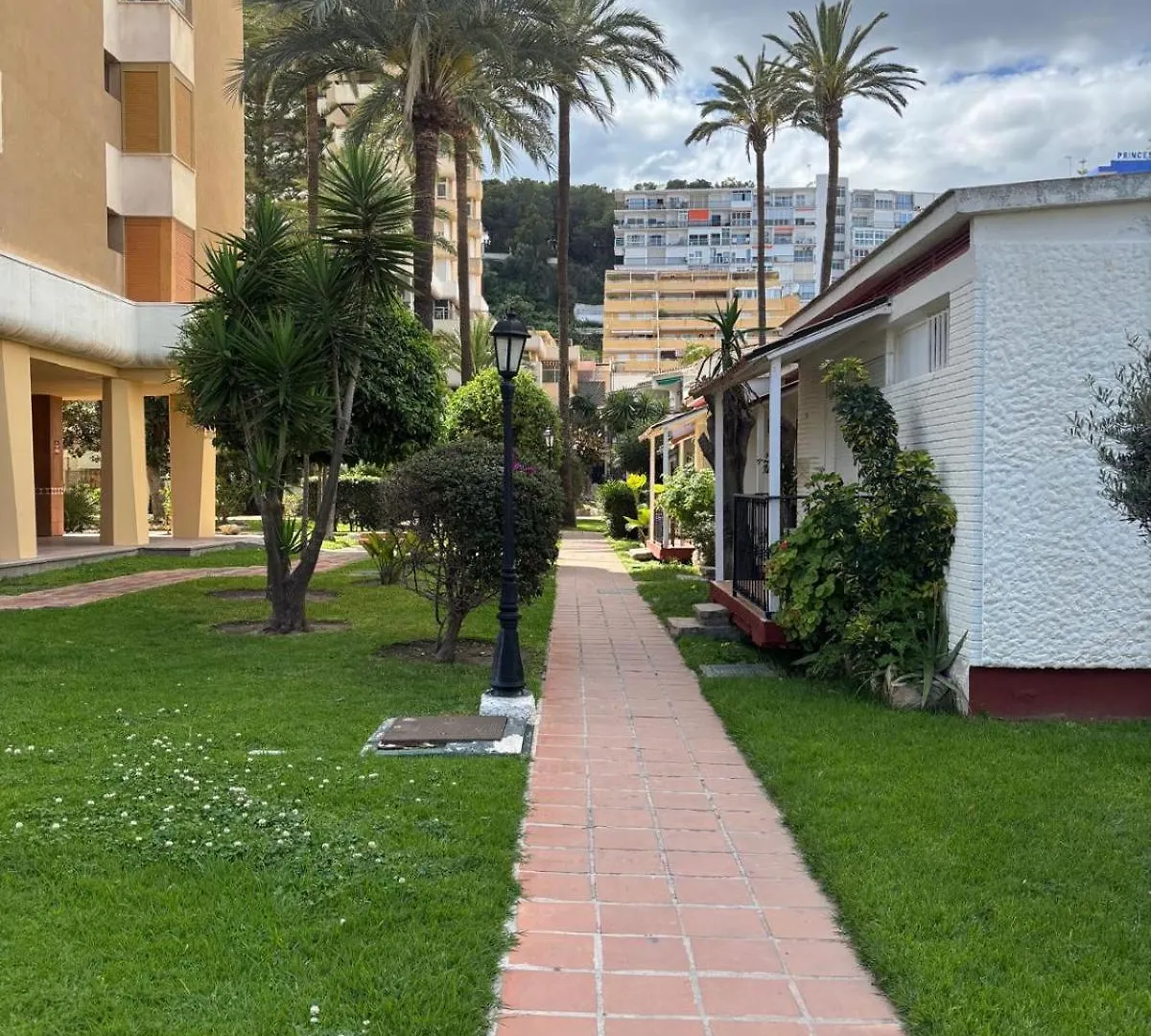 Carihuela Beachfront Retreat Torremolinos Appartement